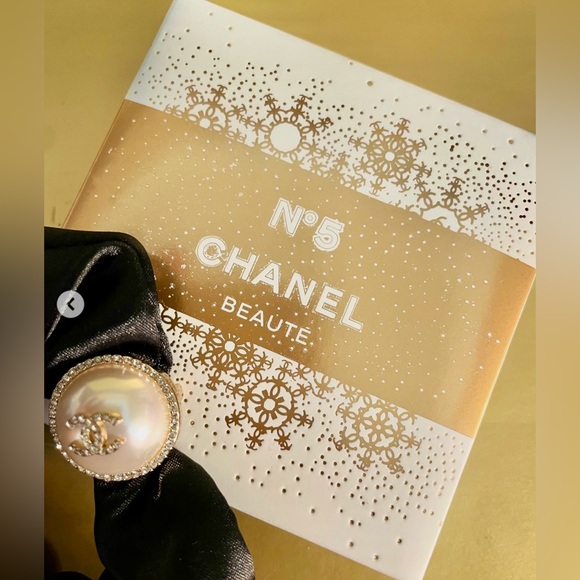 CHANEL Holiday Edition Black Hair Scrunchie with Pearl Detail NWB GWP - Picture 3 of 13